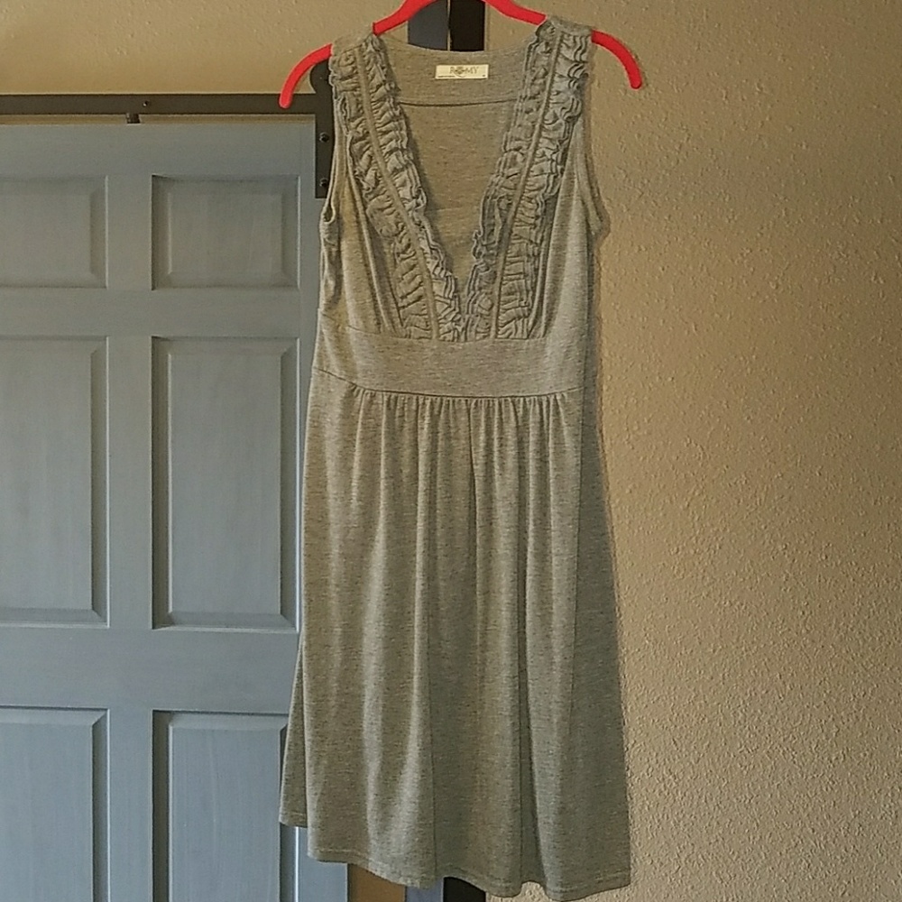 Women's grey sleeveless dress